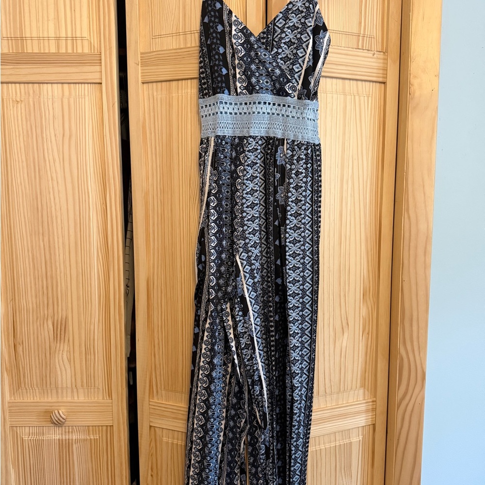 Sleeveless V-Neck Romper in Black and Light Blue